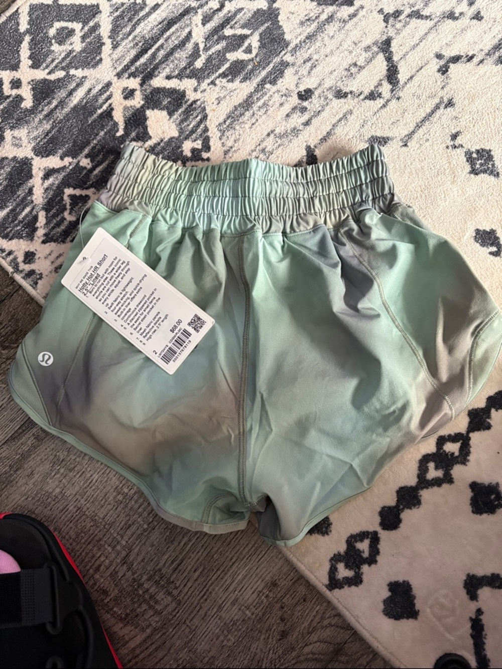 NWT Size 2 lululemon 2.5” Hotty Hot Short in Chroma Drift Green Multi Palm Court